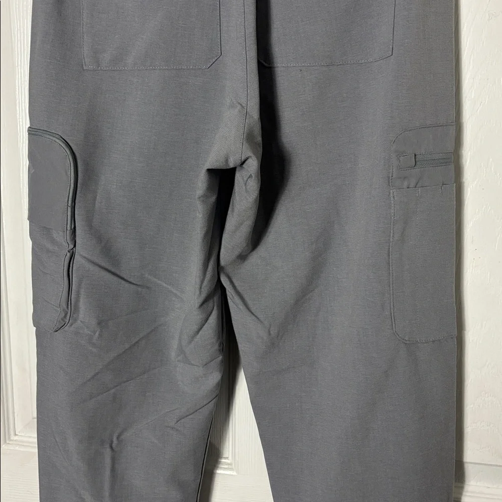 FIGS Men's Gray 21‑Pocket Cargo Scrub Pants Size Small Button Front pull on